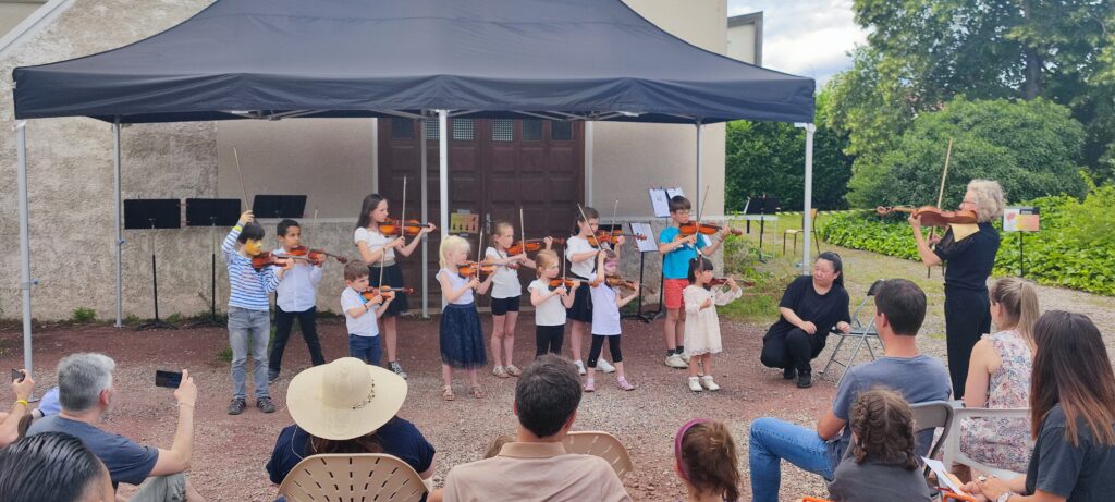 Les plus petits jouent du violon