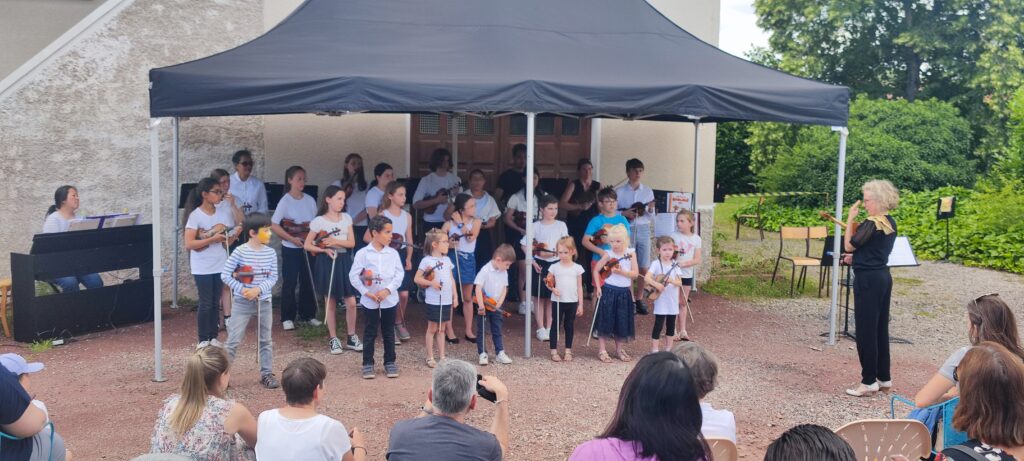 Groupe d'enfants jouent du violon